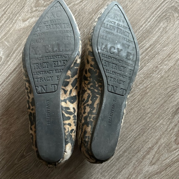 Women’s size 6M pointy flats. Narrow flats. - Picture 2 of 4
